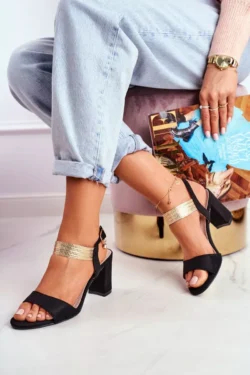 Moterims skirti juodi zomšiniai stileto tipo sandalai