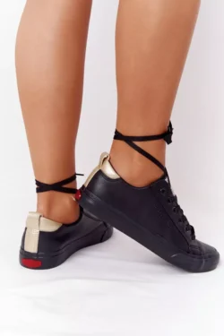 Moterims skirti odiniai kedai CROSS JEANS HH2R4003C Juodi