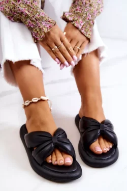 Moterims madingos odinės šlepetės, juodos spalvos „Savirra“