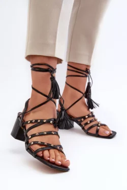 Apdailinti smeigtukais juodi Chrisele sandalai su žema kulna ir raišteliais