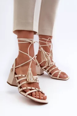 Apdailinti su kniedėmis žemi kulniukai su raišteliais, smėlio spalvos Chrisele