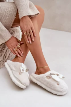Pūkuotos šlepetės su kaspinu ir smeigtukais, baltos spalvos Annalira