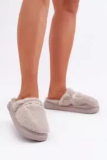 Pūkuotos šlepetės su dekoratyviniu dirželiu, pilkos spalvos Savalithea