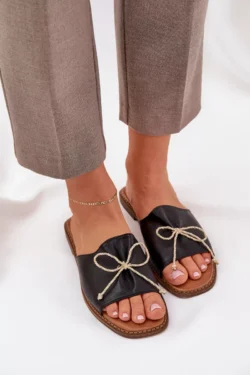 Plokščios pado sandalės su dekoratyviniu kaspinu, juodos spalvos, „Deonelis“