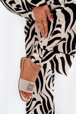 Eleganti šlepetynė moterims su papuošalu ant plokšą kulnu, smėlinės, Lovehia