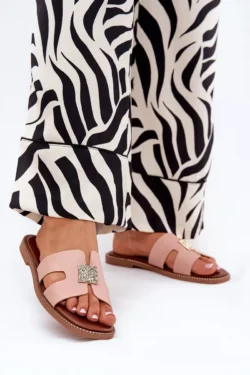 Basutės su išpjovomis ir puošmena, nešvarios rožinės spalvos Bohalis