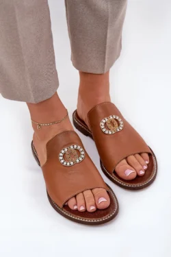 Elegantiškos odinės moteriškos šlepetės su dekoracija Zazoo 3008 Camel
