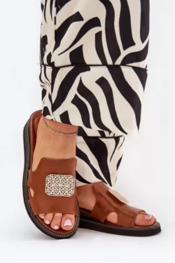 Moteriškos basutės "wedge" tipo, pagamintos iš "Eco Leather", su dekoracija, rudos spalvos - Sarela