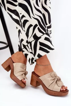 Lietuviškos moteriškos šlepetės su kulnu, pagamintos iš ekoodos, smėlio spalvos Kikilla