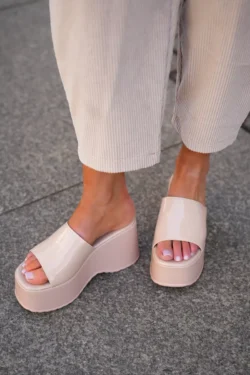 Lakuoti moteriški sandalai ant platformos ir pleišto smėlinės spalvos Nellevia