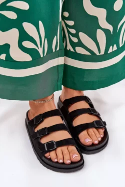 Moterims skirti šlepetės su dirželiais ir sagtimis, juodos spalvos - Uliri