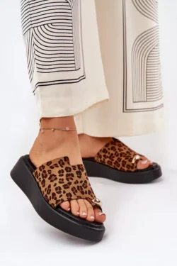 Laisvalaikio sandalai moterims su platforma, žemu pleištu ir dekoratyviniu leopardo rašto detaliu, rudi "Saqesse"