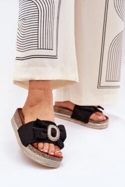 Moteriškos platforminės basutės su kaspinėliu ir dekoratyviniu sagtimi juodos spalvos Lenela