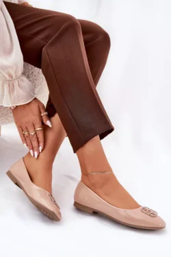 Eleganti moteriški baleto bateliai su lakuota apdaila ir dekoratyviniu elementu, smėlio spalvos, Vinceza 17377
