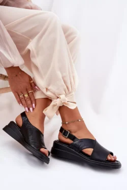 Lakuoti moteriški pleišto tipo sandalai iš eko odos, juodi, Quilara