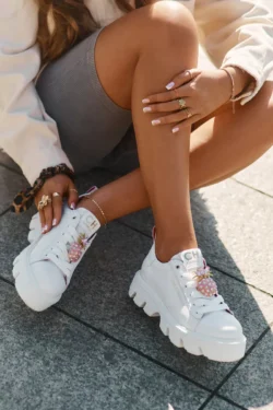 Odinės sportbačiai su dekoratyviu ananaso sagu CheBello 4651 Balti