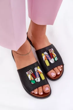 Moteriškos basutės su papuošalu ant plokščio kulno, juodos spalvos Clelione