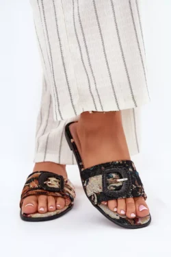 Lygios moteriškos šlepetės su dekoratyviniu „Clariola“ sagčiumi, juodos spalvos