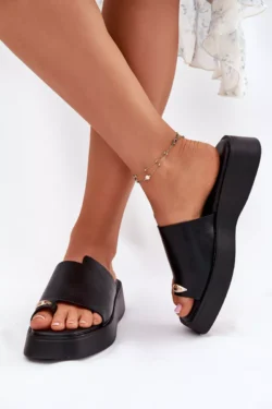 Moteriškos platforminės šlepetės su dekoratyviniu detaliu juodos spalvos Linosea