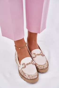 Moteriški "Laura Messi" 2938 mokasinai, pagaminti iš natūralios odos. Šviesiai smėlio spalvos, su auksine detale.