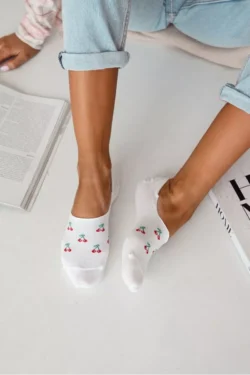Moteriškos kojinės Microstop, medvilninės, su mažomis baltomis vyšniomis