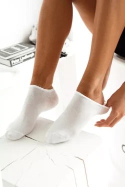 Moteriškos puskojinės, glotnios, itin plonos, baltos