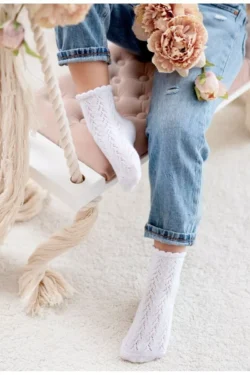 Baltos nėriniuotos kojinės vaikams