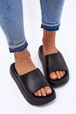 Juodų moteriškų "Xalvania" platformos putplasčio sandalų