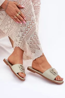 Lygios moteriškos basutės su dekoratyviniu elementu žaliai Nenitta