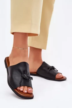 Moterims skirti plokščiapadžiai sandalai su dekoratyviniu rišimu juodi Norela