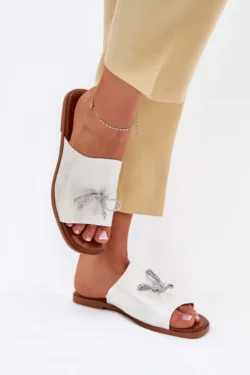 Moteriškos basutės ant plokščio kulno su dekoratyviniu sidabriniu raišteliu Norela