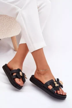 Moteriškos šlepetės su kaspinėliu ir auksine sage juodos spalvos Lynara