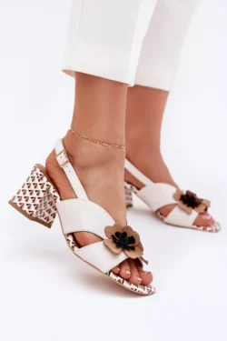 Odiniai moteriški sandalai ant kulno su gėlėmis Laura Messi 2950 Balti