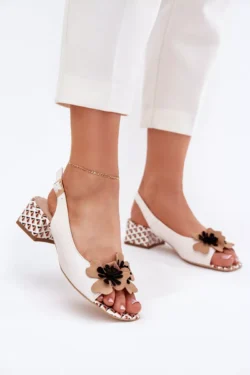 Odinės moteriškos basutės ant storų kulnų su dekoratyvine gėle Laura Messi 2973 Baltos