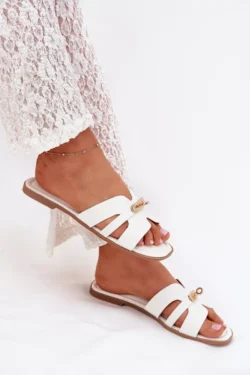 Balti moteriški šlepetės su dirželiu ir auksine detale Kerenza