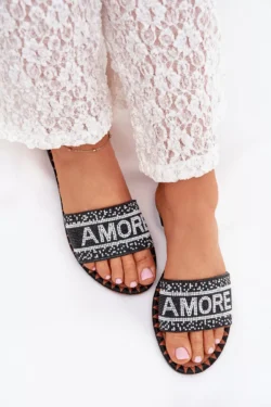 Moterims skirti plokščiapadžiai sandalai su "Amore" puošmena, juodi, Avelina
