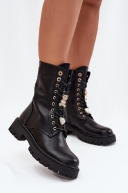 Moteriški darbo aulinukai su kniedėmis, juodi, izoliuoti Lomina