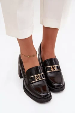 Moteriški juodi batai ant kulno su auksine detale - Privelė