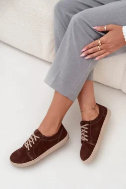 Basakūtinio tipo kedai, pagaminti iš natūralaus zomšo Zazoo 314 Chocolate