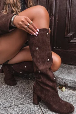 Moteriški žiemos batai su kulnais ir dekoratyviniais elementais Šokoladinis Lucinda