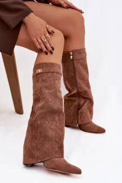 Evo eko zomšos batai su kulnu, užtrauktuku ir apsiūtu suktuku, tamsiai smėlio spalvos Evyra