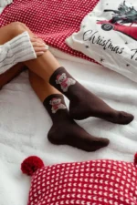Moteriškos kalėdinės kojinės Milena lokys su Kalėdų senelio kepure, šokoladinės