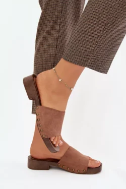 Moteriškos plokščios kulnos šlepetės su auksiniais sagtimis, rudos spalvos Girella