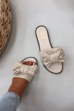 Moteriškos plokščios kulnos smėlio spalvos bateliai su kaspinu Amivelle