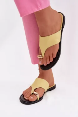 Moteriški plokšti ekologiškos odos sandalai su aukso detalėmis, geltoni „Lavessa“