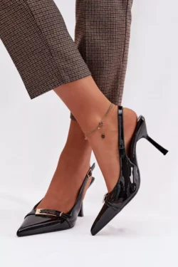 Lakinės odos moteriškos aukštakulnės sandalės su aukso sagtimi, juodos spalvos „Bellivra“