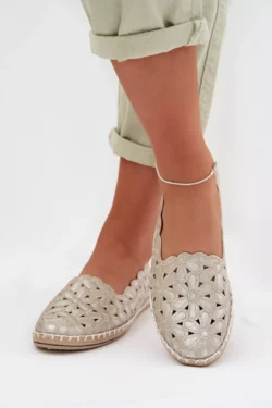 Moteriškos bateliai su gėlių motyvu ir aukso spalvos balerinos „Vennice“