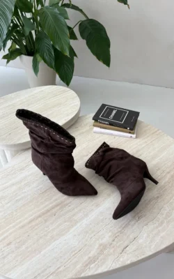 Raukšlėti ilgaauliai aulinukai ant kulno, šokoladinė ruda spalva, Herella