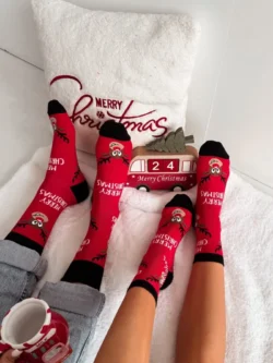 Raudonos moteriškos kalėdinės kojinės su elniu „Merry Christmas“