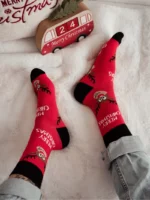 Raudonos vyriškos kalėdinės kojinės su elniu „MERRY CHRISTMAS“
